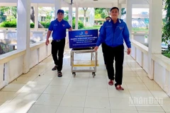 Đoàn phường Ninh Chử, tỉnh Khánh Hòa với Chương trình "Phát cơm 0 đồng" chia sẻ tấm lòng thiện nguyện với những phận đời đang gồng mình chống chọi bệnh tật tại Trung tâm Y tế khu vực Ninh Hải. (Ảnh: CTV)