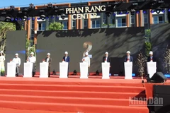 Lãnh đạo Ủy ban nhân dân phường Phan Rang (Khánh Hòa) cùng nhà đầu tư ấn nút khánh thành tại buổi lễ. (Ảnh: NGUYỄN TRUNG)