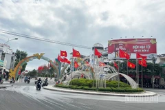 Trên trục đường Thống Nhất, khu vực trung tâm phường Phan Rang (Khánh Hòa) trang hoàng lộng lẫy cờ Đảng, cờ Tổ quốc, tạo nên không khí trang trọng, rộn ràng và đầy khí thế chào mừng Đại hội đại biểu toàn quốc lần thứ XIV của Đảng. (Ảnh: NGUYỄN TRUNG)