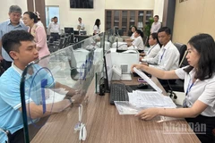 Theo kế hoạch số 1183 của Ủy ban nhân dân tỉnh Khánh Hòa, thủ tục hành chính tiếp tục được đơn giản hóa, với yêu cầu rõ ràng: không yêu cầu người dân, doanh nghiệp bổ sung hồ sơ, tài liệu quá một lần sau khi tiếp nhận. (Ảnh: NGUYỄN TRUNG)