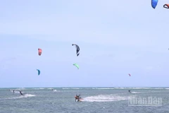 Các vận động viên tập luyện tại vùng biển Mỹ Hòa, xã Vĩnh Hải, tỉnh Khánh Hòa. (Ảnh: NGUYỄN TRUNG)