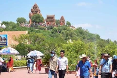 Du khách tham quan Di tích quốc gia đặc biệt Tháp Pô Klong Garai (phường Đô Vinh, tỉnh Khánh Hòa) những ngày đầu năm mới. (Ảnh: NGUYỄN TRUNG)