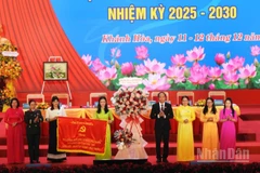 Đồng chí Nguyễn Khắc Hà - Phó Bí thư Tỉnh ủy, Chủ tịch Ủy ban Mặt trận Tổ quốc Việt Nam tỉnh Khánh Hòa tặng bức trướng chúc mừng của Tỉnh ủy cho Đại hội. 