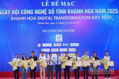Phó Chủ tịch Ủy ban nhân dân tỉnh Khánh Hòa Nguyễn Thanh Hà trao bằng khen của tỉnh cho 10 tập thể có thành tích xuất sắc trong hưởng ứng và tổ chức Ngày hội Công nghệ số tỉnh Khánh Hòa năm 2025. (Ảnh: NGUYỄN TRUNG)