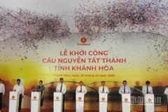 Các đại biểu ấn nút khởi công công trình cầu Nguyễn Tất Thành. (Ảnh: NGUYỄN TRUNG)