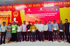 Đoàn công tác của Bộ Dân tộc và Tôn giáo trao quà hỗ trợ các hộ nghèo, hộ cận nghèo bị ảnh hưởng bởi mưa lũ. (Ảnh: NGUYỄN TRUNG)