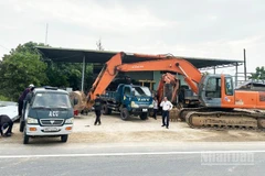 Các cơ quan chức năng triển khai công tác cưỡng chế tại hộ bà Phạm Thị Hiền, thôn Quán Thẻ 2, xã Thuận Nam (Khánh Hòa). (Ảnh: NGUYỄN TRUNG)