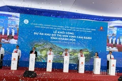 Lãnh đạo tỉnh Khánh Hòa cùng nhà đầu tư, nhà thầu và các địa biểu ấn nút khởi công Dự án Khu đô thị ven vịnh Cam Ranh. (Ảnh: NGUYỄN TRUNG)