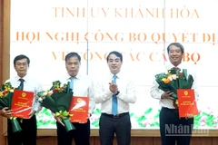 Bí thư Tỉnh ủy Khánh Hòa Nghiêm Xuân Thành trao quyết định điều động, chỉ định cho các đồng chí được giao giữ chức vụ Bí thư Đảng ủy xã Vĩnh Hải, phường Bảo An và Chánh văn phòng Tỉnh ủy. (Ảnh: NGUYỄN TRUNG)