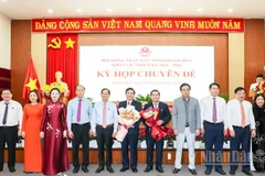 Các đồng chí lãnh đạo tỉnh Khánh Hòa tặng hoa chúc mừng đồng chí Lâm Đông và đồng chí Lữ Thanh Hải. (Ảnh: CTV)