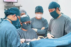 Ê-kíp bác sĩ Bệnh viện Nhi Đồng 2 (Thành phố Hồ Chí Minh) và Bệnh viện Đa Khoa Ninh Thuận (tỉnh Khánh Hòa) thực hiện ca phẫu thuật cho bệnh nhi 15 ngày tuổi bị tắc ruột bẩm sinh. (Ảnh: Bệnh viện Đa Khoa Ninh Thuận cung cấp)