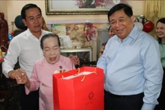 Phó Thủ tướng Chính phủ Nguyễn Chí Dũng thăm hỏi, tặng quà cho bà Hồ Thị Lượm, Anh hùng lao động trong thời kỳ kháng chiến. (Ảnh: NGUYỄN TRUNG)