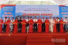 Các đồng chí lãnh đạo tỉnh Khánh Hòa cùng lãnh đạo các sở, ngành cắt băng khánh thành dự án Hồ chứa nước Sông Than. (Ảnh: NGUYỄN TRUNG)