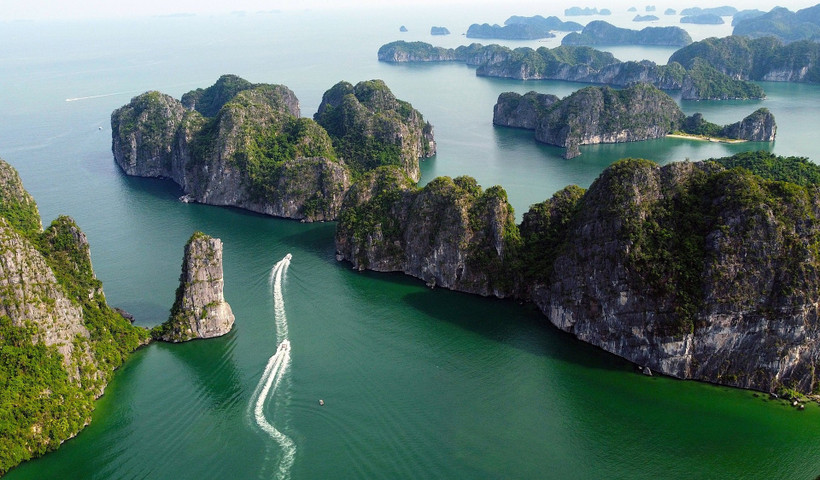 Thiên nhiên tươi đẹp và hùng vĩ nơi vịnh Lan Hạ, thuộc vùng di sản thiên nhiên thế giới Vịnh Hạ Long-Quần đảo Cát Bà. Ảnh: Khiếu Minh