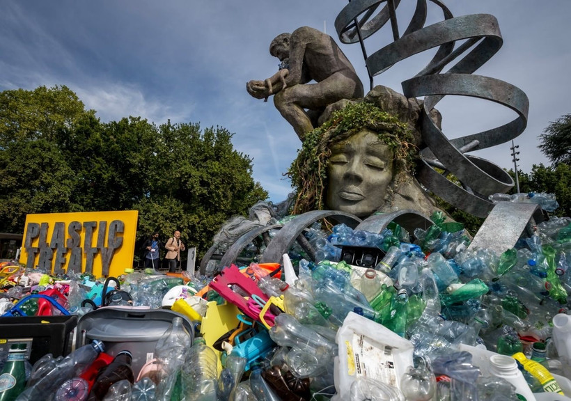 Tác phẩm “The Thinker’s Burden” của nghệ sĩ Canada Benjamin Von Wong bên ngoài trụ sở Liên hợp quốc tại Geneva.