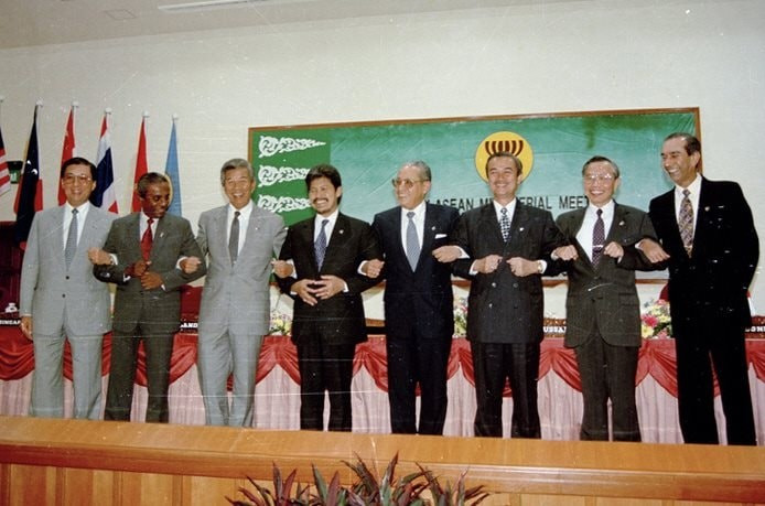 Bộ trưởng Ngoại giao Nguyễn Mạnh Cầm (thứ hai, từ phải sang), Tổng Thư ký ASEAN và các Bộ trưởng Ngoại giao ASEAN tại cuộc họp kết nạp Việt Nam trở thành thành viên chính thức thứ bảy của ASEAN, ngày 28/7/1995, tại Thủ đô Bandar Seri Begawan (Brunei). (Ảnh TTXVN)