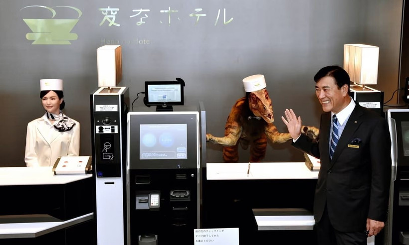 Chủ tịch Hideo Sawada cùng đội ngũ “nhân viên” robot tại khách sạn Henn na ở Nhật Bản.