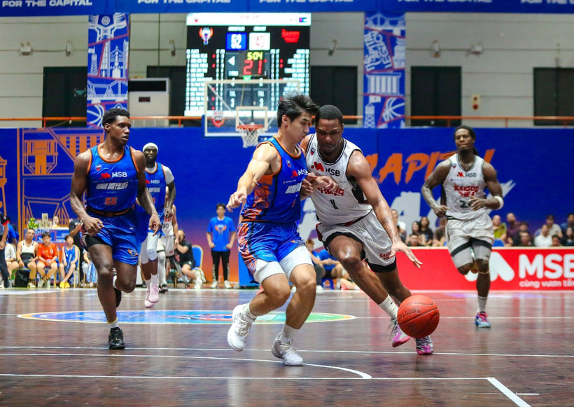 Trần Phi Hoàng Long (Hanoi Buffaloes) mạnh mẽ phòng thủ trước cầu thủ ngoại. Ảnh: VBA