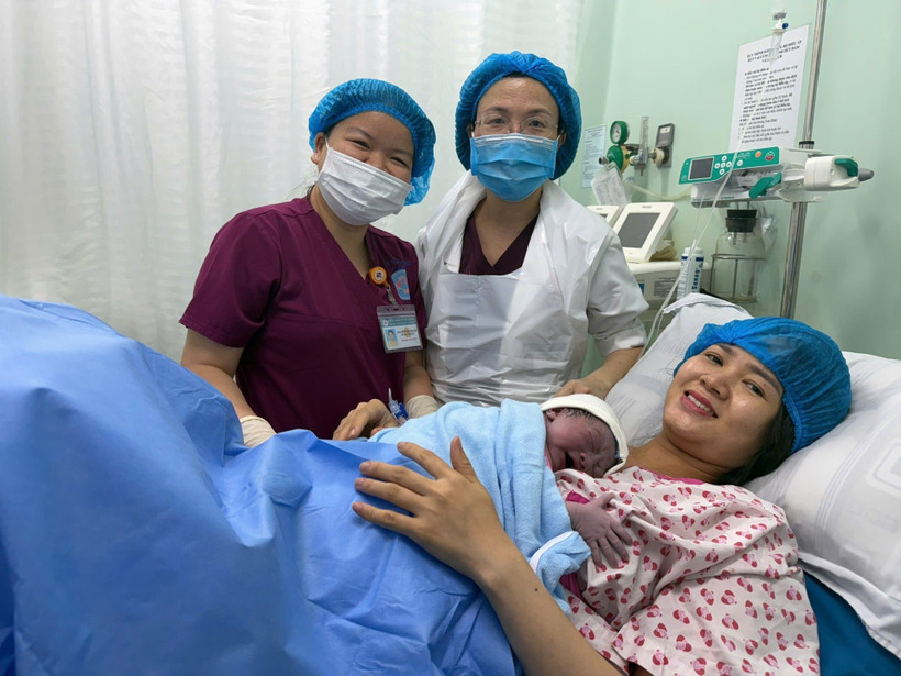 Niềm hạnh phúc khi được đón con chào đời. (Nguồn Bệnh viện Hùng Vương)