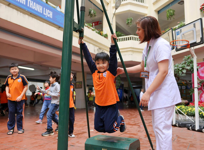 Hiện nay, rất ít trường có được nhân viên y tế chuyên trách. Ảnh Đại Thế