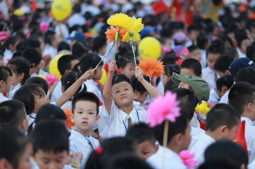 Để mỗi ngày đến trường là một ngày vui, các em cần được bảo vệ, chăm sóc toàn diện về sức khỏe, tinh thần. (Ảnh Thế Đại)