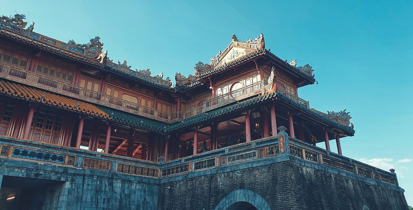 Ngói và gạch men lưu ly (thanh lưu ly, hoàng lưu ly) đã làm nên nét đặc trưng nổi bật trong kiến trúc cung đình Huế. (Ảnh Minh Lê)