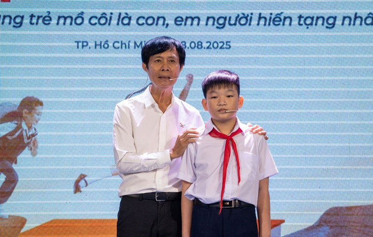 Bé Khoa cùng ông Nguyễn Đức Liên - Chủ tịch danh dự Quỹ Khởi sự từ tâm tại buổi Lễ ra mắt Học bổng Tự lực vì chính tôi. 12.jpg