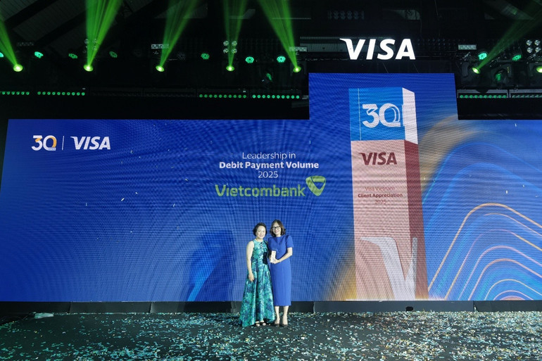 Đại diện Vietcombank, bà Trần Thị Hạnh - Trưởng phòng Phát triển sản phẩm bán lẻ (bên phải) nhận giải thưởng “Leadership in Debit Payment Volume - Ngân hàng dẫn đầu về doanh số giao dịch trên thẻ ghi nợ năm 2025” từ đại diện Visa. vcb-8.jpg