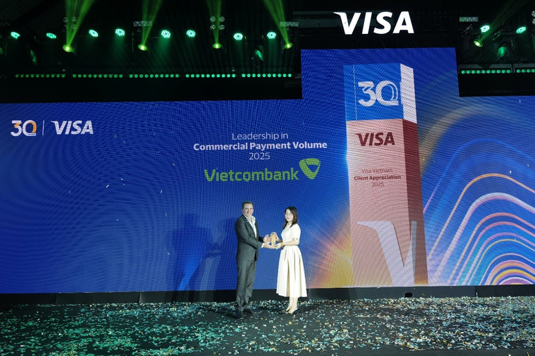 Đại diện Vietcombank, bà Nguyễn Thị Hồng Vân - Phó Trưởng Phòng Giải pháp kênh số bán buôn nhận giải thưởng “Leadership in Commercial Payment Volume - Ngân hàng dẫn đầu về doanh số thẻ doanh nghiệp năm 2025” từ đại diện Visa. vcb3.jpg