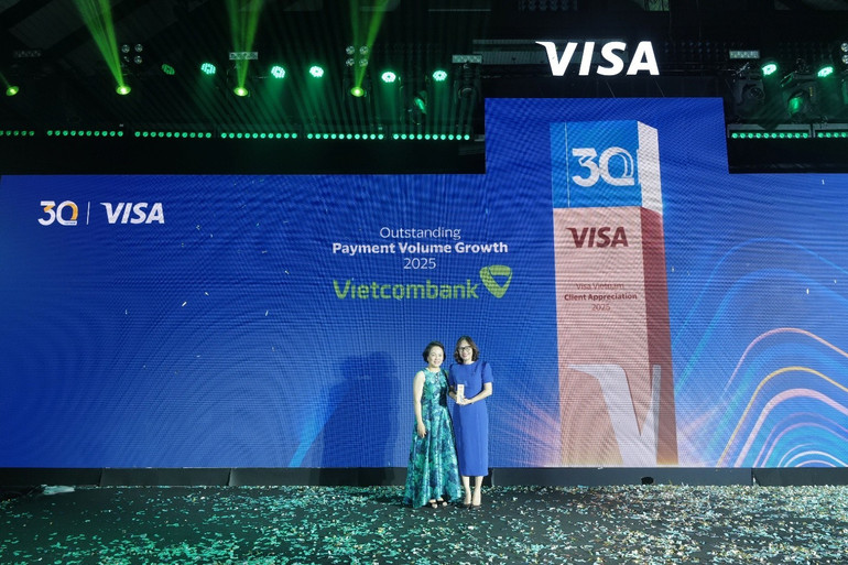 Đại diện Vietcombank, bà Trần Thị Hạnh - Trưởng phòng Phát triển sản phẩm bán lẻ (bên phải) nhận giải thưởng “Outstanding Payment Volume Growth - Ngân hàng có tốc độ tăng trưởng vượt trội về doanh số giao dịch năm 2025” từ đại diện Visa. vcb-7.jpg