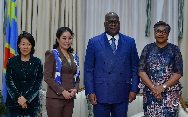 Tổng thống CHDC Congo - ông Félix Tshisekedi (thứ 2 từ phải sang), Thủ tướng CHDC Congo - Bà Judith Suminwa Tuluka (ngoài cùng bên phải) và Bà Lê Thị Thu Thuỷ - Phó Chủ tịch Vingroup (thứ 2 từ trái sang) trong buổi trao đổi hợp tác tại Congo. vv2.jpg