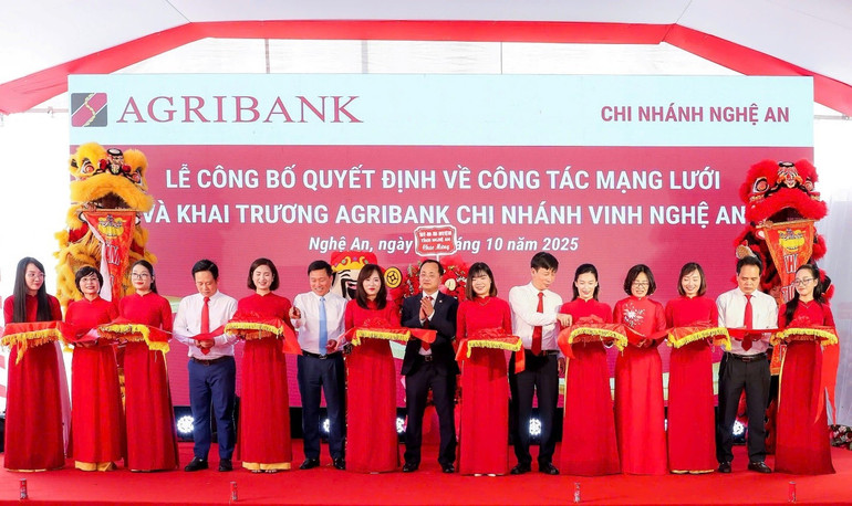 Đồng chí Tô Huy Vũ - Bí thư Đảng ủy, Chủ tịch Hội đồng thành viên Agribank cùng các đại biểu cắt băng khai trương hoạt động của Agribank chi nhánh Vinh Nghệ An a2.jpg