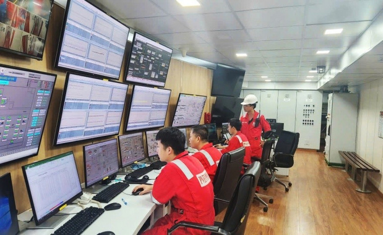 Do cấu trúc các giếng được thiết kế khác thường nên công tác vận hành trên giàn Đại Hùng 01 đòi hỏi độ chính xác tuyệt đối, người kỹ sư phải vừa nắm chắc công nghệ, vừa tuân thủ nghiêm ngặt quy trình. 112.jpg