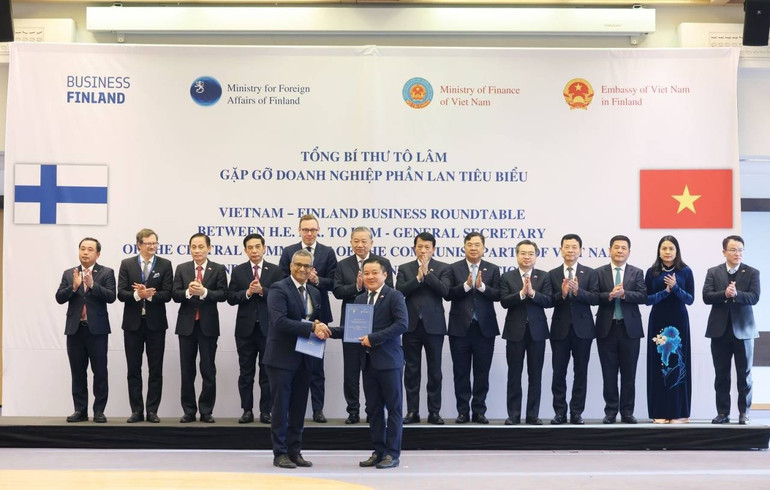 Tổng Giám đốc VNPT Huỳnh Quang Liêm và ông TL Viswanathan, Thành viên Ban lãnh đạo, Giám đốc sản phẩm Tập đoàn F-Secure trao Biên bản ghi nhớ dưới sự chứng kiến của Tổng Bí thư Tô Lâm. vnpt-f-secure.jpg