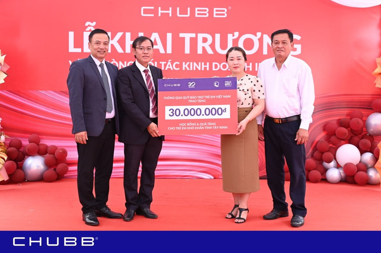 Chubb Life Việt Nam trao tặng học bổng và quà dành cho học sinh có hoàn cảnh khó khăn. 0-3.jpg