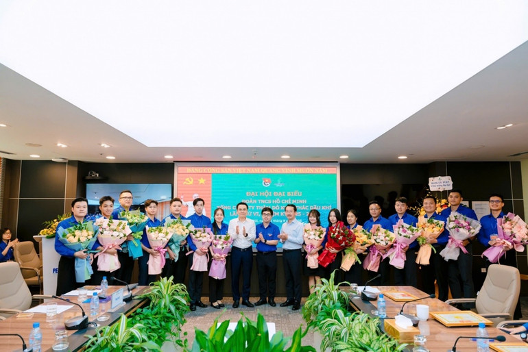 Ban Chấp hành Đoàn Thanh niên PVEP khóa VI ra mắt đại hội. pvep2.jpg