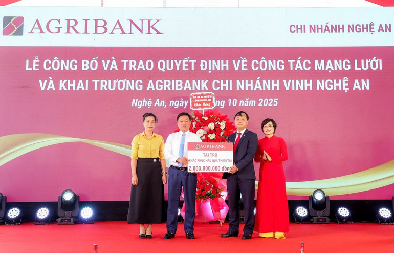 Tại lễ khai trương các chi nhánh trên địa bàn, đồng chí Tô Huy Vũ - Bí thư Đảng ủy, Chủ tịch Hội đồng thành viên Agribank đã trao ủng hộ an sinh xã hội chung tay cùng chính quyền và nhân dân tỉnh Nghệ An khắc phục hậu quả cơn bão số 10 a4-6384.jpg