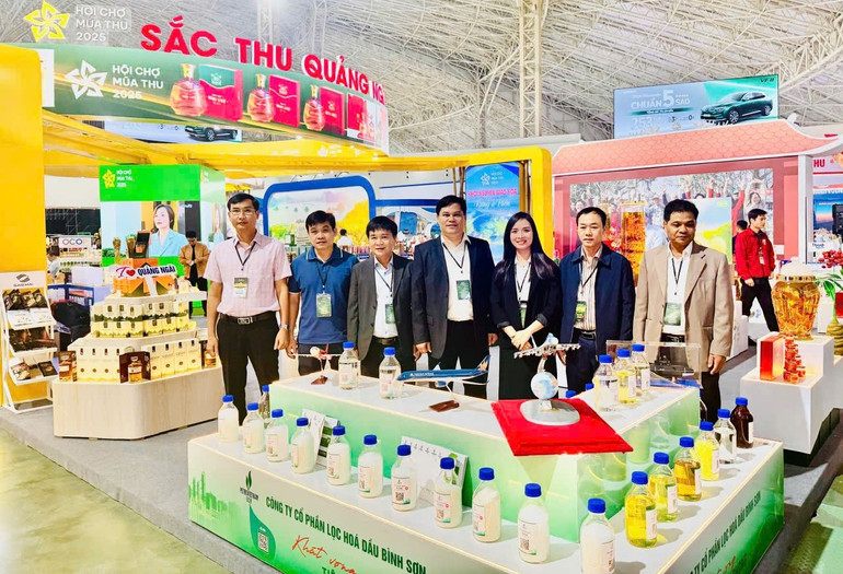 Ông Trần Phước Hiền, Phó Chủ tịch UBND tỉnh Quảng Ngãi (đứng giữa) và đại diện các sở, ngành của tỉnh tham quan gian hàng BSR. hoi-cho-2.jpg