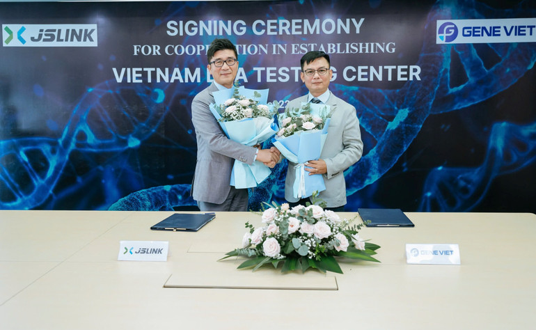 Đại diện Công ty JS Link (Hàn Quốc) và Đại diện Công ty Cổ phần Sinh học phân tử Gene Viet (bên phải) jslink2.jpg
