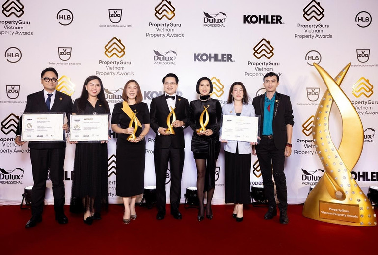 Đội ngũ đại diện KN Holdings chụp hình lưu niệm tại Vietnam Property Awards 2025 kn3.jpg