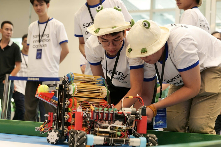 Các em học sinh bên mô hình robot tham dự Cuộc thi Innovation Tech Challenge 2025 thuộc khuôn khổ Chương trình SIC. samsung3.jpg
