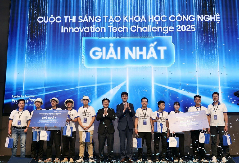 Phần trao giải cho đội giành giải Nhất Cuộc thi Innovation Tech challenge samsung2.jpg