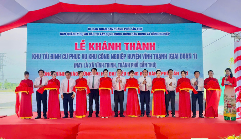 Lễ khánh thành khu tái định cư phục vụ khu công nghiệp huyện Vĩnh Thạnh (giai đoạn 1) nay là xã Vĩnh Trinh, thành phố Cần Thơ . z7062763365575-ed796360ae7b12b8adb66f990b57e54d.jpg