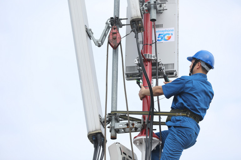 Kakitangan teknikal VNPT memasang stesen penyiaran 5G kata4214.jpg