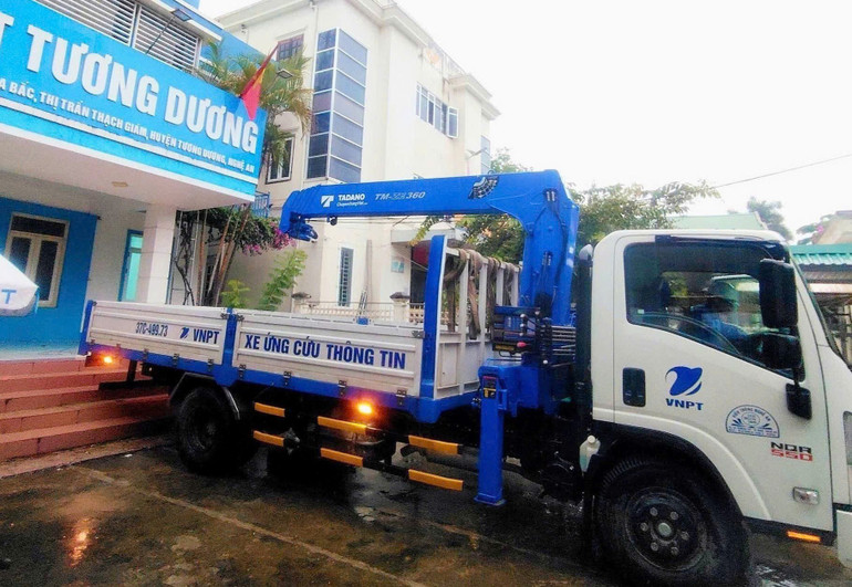 Ngay từ khi nước có dấu hiệu rút, đội ngũ kỹ thuật của VNPT đã lên đường để tiếp cận các điểm mất liên lạc. vnpt2.jpg