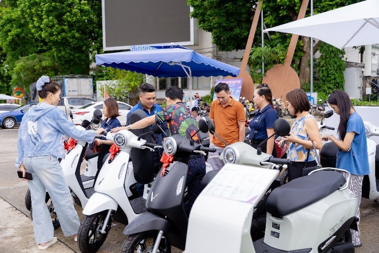 “Điều đầu tiên tôi thấy được là xe trang bị hệ thống phanh an toàn và lốp xe bám đường tốt, lái mượt, êm. Mấy cái đó ổn là mình yên tâm giao xe cho con”, anh Kha chia sẻ. vin1-299.jpg