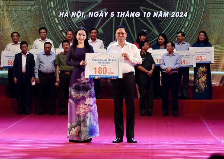 Bà Lê Nữ Thùy Dương trao bảng biểu trưng ủng hộ 180 tỷ đồng cho chương trình “Xóa nhà tạm, nhà dột nát” trên toàn quốc. kn2.jpg