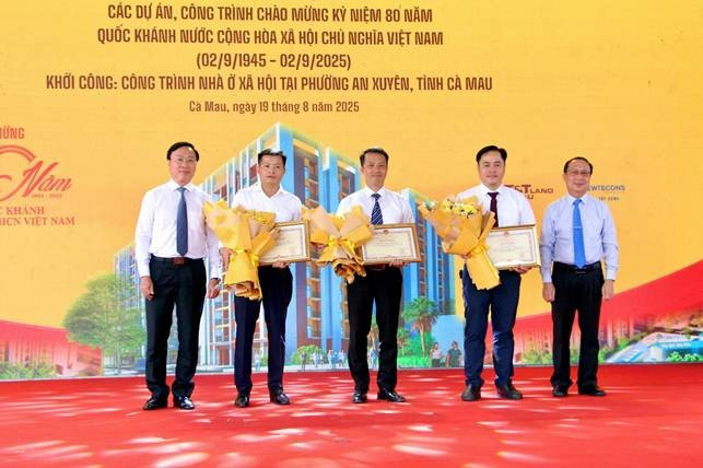Lãnh đạo tỉnh Cà Mau trao Bằng khen cho các tập thể và cá nhân đã có đóng góp tích cực trong việc triển khai chương trình nhà ở xã hội tại địa phương. Lãnh đạo tỉnh Cà Mau trao Bằng khen cho các tập thể và cá nhân đã có đóng góp tích cực trong việc triển khai chương trình nhà ở xã hội tại địa phương.