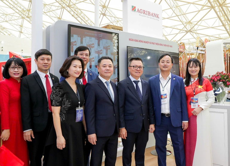 Các đại biểu tham quan khu vực trưng bày triển lãm của Agribank. agri-1.jpg