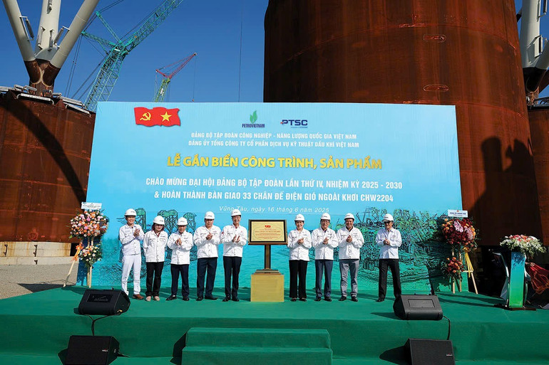 Lễ gắn biển công trình, sản phẩm Chào mừng Đại hội Đảng bộ Petrovietnam lần thứ IV, nhiệm kỳ 2025-2030. pvn-2.jpg
